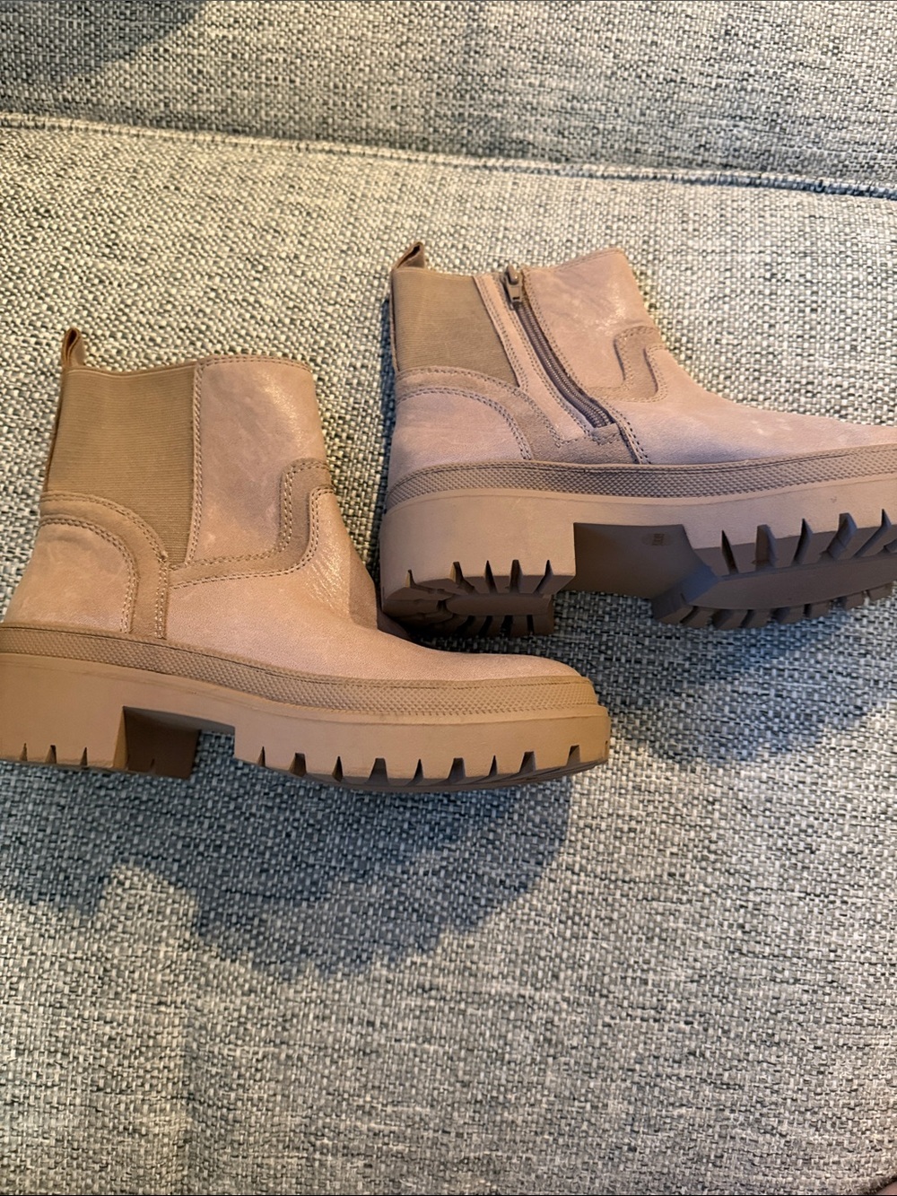 NEW Lucky Brand Eabile Tan Leather Chunky Lug Sole Chelsea Boots Side Zip Size 6